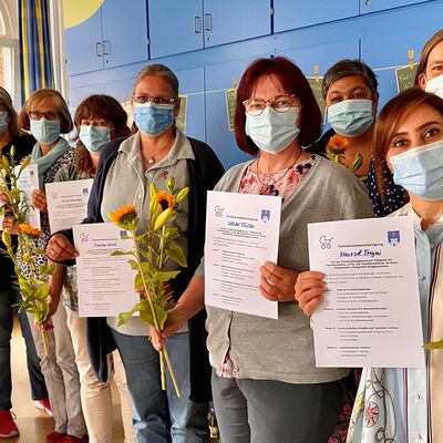 Bild vergrößern: Teilnahmebescheinigungen fr die frischgebackenen Familienhelferinnen und Familienhelfer der Familienzentren