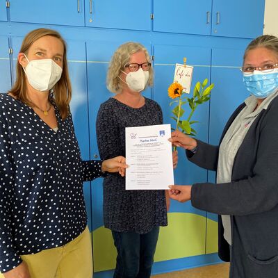 Bild vergrößern: Teilnahmebescheinigungen fr die frischgebackenen Familienhelferinnen und Familienhelfer der Familienzentren