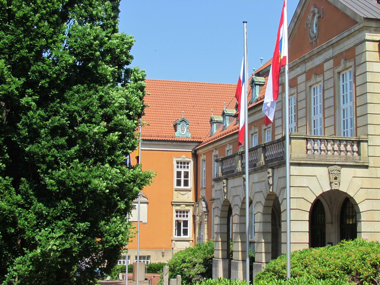Kreishaus Portal mit Beflaggung