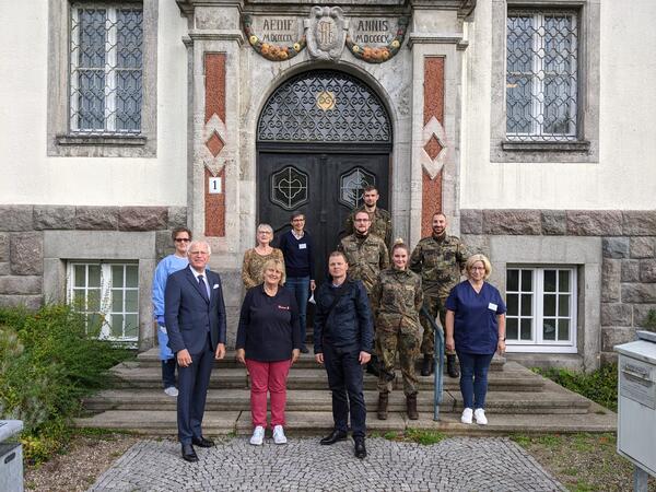 Das Team im Impfzentrum Bad Schwartau mit Landrat Sager und Martin Boesmann