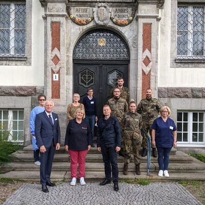 Bild vergrößern: auf dem Foto jeweils von links vor dem Impfzentrum Bad Schwartau:
 1.Reihe: Landrat Reinhard Sager, Esther Timm, Martin Boesmann (Leiter der Impfzentren),
2.Reihe: Tiara Wolf, Katja Puck
3. Reihe Beate Ortmann, Ursula Laue, Steve Rudolph, Michael Zimmermann
4.Reihe Dr. Almut Schreiber, Daniel Ltje