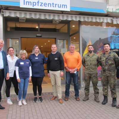 Bild vergrößern: auf dem Foto von links vor dem Impfzentrum Eutin:
Landrat Reinhard Sager, 3 Helferinnen des DRK, Martin Boesmann (Leiter der Impfzentren), Dr. Armin Pallokat, 3 Soldaten der Oberst-Hermmann-Kaserne Eutin