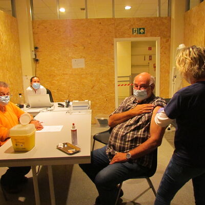 Bild vergrößern: auf dem Foto:
Klaus-Peter Pltz, einer der letzten Personen bei der dritten Impfung im Impfzentrum Eutin