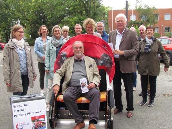 Kreispräsident Harald Werner, Landrat Reinhard Sager, Dorit Ernst (Beraterin), Friederike Joppich (Projektmanagerin) und Mitarbeiterschaft der Kreisverwaltung