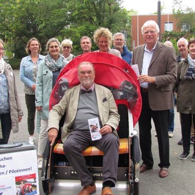 Bild vergr&ouml;&szlig;ern: Kreispr�sident Harald Werner, Landrat Reinhard Sager, Dorit Ernst (Beraterin), Friederike Joppich (Projektmanagerin) und Mitarbeiterschaft der Kreisverwaltung