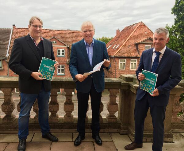 Foto (v.l.n.r.): Jens Meyer (Geschftsfhrer der EGOH), Landrat Reinhard Sager (Kreis Ostholstein) und Thomas Panten (Schulrat Kreis Ostholstein) wollen mit dem Ausbildungsatlas 2021/2022 dem Arbeitskrftemangel entgegenwirken.