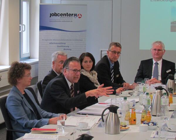 Bild vergrößern: Im JobCenter: Bei Gesprächen mit Fach- und Führungskräften