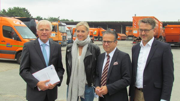 Bild vergrößern: von links: Landrat Reinhard Sager, Katrin Gollan, Dr. h. c. Frank-Jürgen Weise, Thilo Gollan