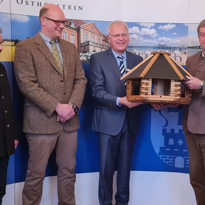 Bild vergrößern: Landrat Sager verabschiedet langjhrigen Kreisjgermeister und ernennt Nachfolger