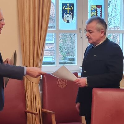 Bild vergrößern: Landrat Sager verabschiedet langjhrigen Kreisjgermeister und ernennt Nachfolger