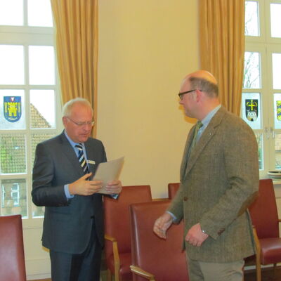 Bild vergrößern: Landrat Sager verabschiedet langjhrigen Kreisjgermeister und ernennt Nachfolger