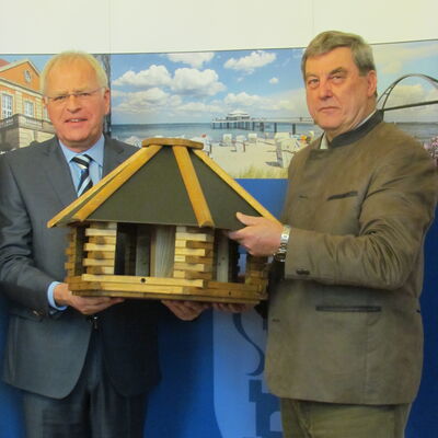 Bild vergrößern: Landrat Sager verabschiedet langjhrigen Kreisjgermeister und ernennt Nachfolger