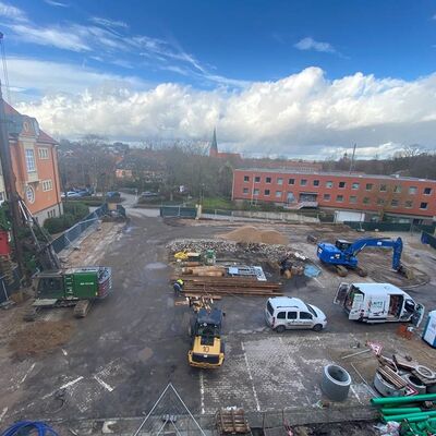 Bild vergrößern: Blick aus der Webcam auf den Bauplatz des Erweiterungsneubaus