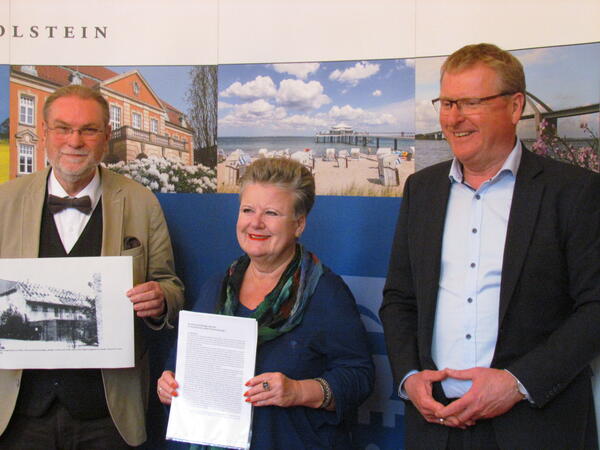 Auf dem Foto von links:
Kreisprsident Harald Werner, Regine Jepp, Nils Hollerbach
