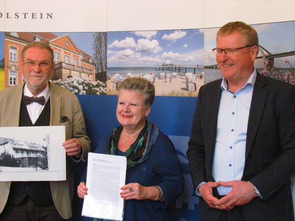 Auf dem Foto von links:
Kreispräsident Harald Werner, Regine Jepp, Nils Hollerbach
