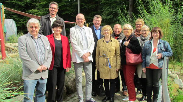 Bild vergrößern: Jörg Schumacher (Sparkassenstiftung Holstein, 1. v.l.), Stadtdirektor Mikkeli Timo Halonen (4. v.l.), Stellvertretender Vorsitzender Stadtvertretung Mauri Miettinen (5. v. l.)