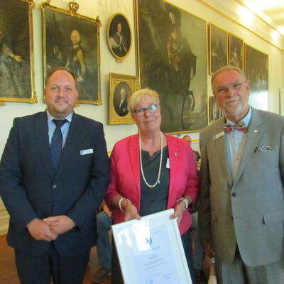 Bild vergrößern: Auf dem Foto von links nach rechts:
Timo Gaarz, 1. Stellvertretender des Landrats, Beate Rinck, Kreisprsident Harald Werner.