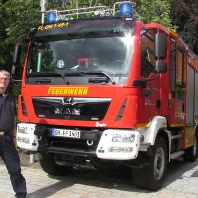 Bild vergrößern: Landrat Reinhard Sager bergibt 18 Fahrzeuge an Feuerwehren und Hilfsorganisationen des Katastrophenschutzes