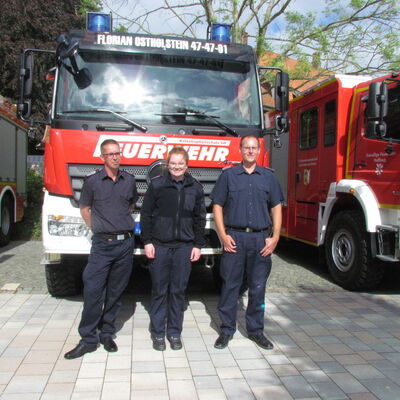 Bild vergrößern: Landrat Reinhard Sager bergibt 18 Fahrzeuge an Feuerwehren und Hilfsorganisationen des Katastrophenschutzes