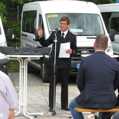 Bild vergrößern: Landrat Reinhard Sager bergibt 18 Fahrzeuge an Feuerwehren und Hilfsorganisationen des Katastrophenschutzes