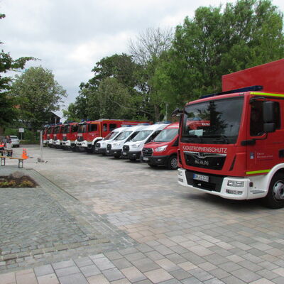 Bild vergrößern: Landrat Reinhard Sager bergibt 18 Fahrzeuge an Feuerwehren und Hilfsorganisationen des Katastrophenschutzes