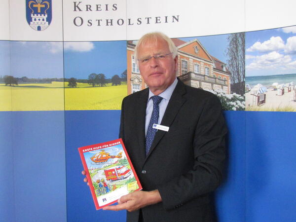 Spielend helfen lernen  Erste Hilfe fr Kinder - Grundschulen nahmen Arbeitsbcher in Empfang
