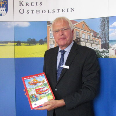 Bild vergr&ouml;&szlig;ern: Spielend helfen lernen  Erste Hilfe f�r Kinder - Grundschulen nahmen Arbeitsb�cher in Empfang