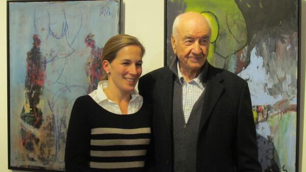 Bild vergrößern: v. l.: Museumsleiterin Julia Hümme mit Armin Mueller-Stahl