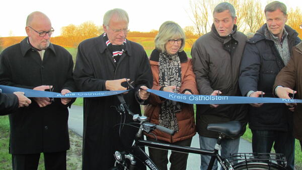 Bild vergrößern: v.l.: Hartmut Hamerich (CDU-Landtagsabgeordneter), Landrat Reinhard Sager, Bürgermeisterin Brigitte Rahlf-Behrmann, Jörg Meyer (Dorfvorsteher Dissau) und Joachim Dittmer (Dorfschaft Curau) weihen den neuen Radweg an der K 37 ein.