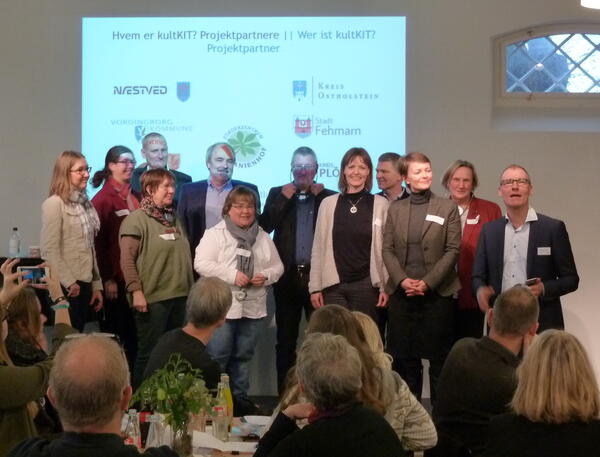 Kim Dawartz (r.), Centerchef der Næstved Kommune stellt alle Projektpartner des kulKIT-Projektes vor, darunter auch Nathalie Ard (3. v.r.) und Sibylle Kiemstedt (5. v.r.) vom Fehmarnbelt-Büro des Kreises Ostholstein.
