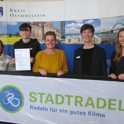von links: Isabel Schröder und Stefanie Heeckt, Ostsee-Gymnasium Timmendorfer Strand Leslie Matthiesen, Klimaschutzmanagerin OH
