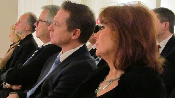 Bild vergrößern: v. l.: Kulturpreisträger Andreas von Zoest, Kreispräsident Ulrich Rüder, Geschäftsführer Kulturstiftungen Carsten Behnk, Kulturpreisträgerin Doris Runge