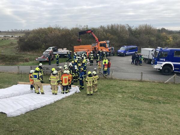 4. Brandschutzbereitschaft im Kreis Ostholstein bt erfolgreich Deichverteidigung auf Fehmarn in zwei Szenarien