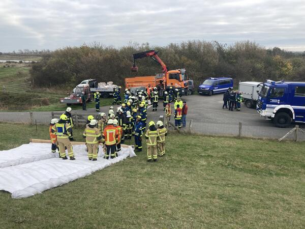 4. Brandschutzbereitschaft im Kreis Ostholstein übt erfolgreich Deichverteidigung auf Fehmarn in zwei Szenarien