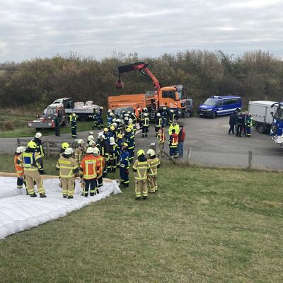 Bild vergrößern: 4. Brandschutzbereitschaft im Kreis Ostholstein bt erfolgreich Deichverteidigung auf Fehmarn in zwei Szenarien