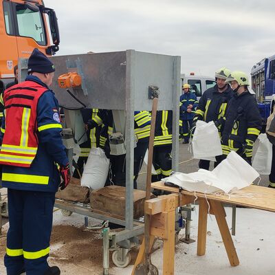 Bild vergrößern: 4. Brandschutzbereitschaft im Kreis Ostholstein bt erfolgreich Deichverteidigung auf Fehmarn in zwei Szenarien