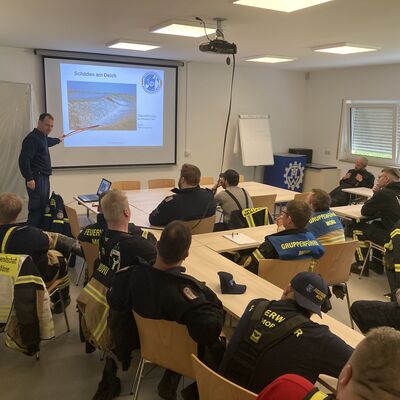 Ostholsteiner Krfte der 10. Brandschutzbereitschaft ben erfolgreich Deichverteidigung in Wentorf