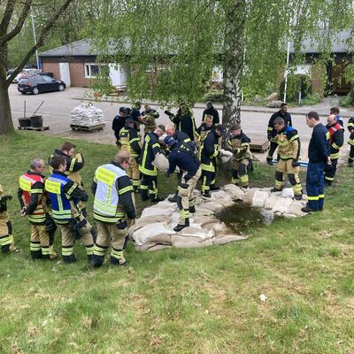 Ostholsteiner Krfte der 10. Brandschutzbereitschaft ben erfolgreich Deichverteidigung in Wentorf