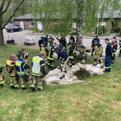 Bild vergrößern: Ostholsteiner Krfte der 10. Brandschutzbereitschaft ben erfolgreich Deichverteidigung in Wentorf