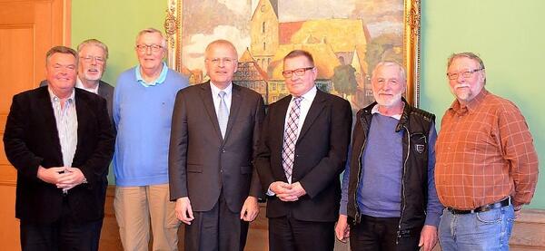 Bild vergrößern: v.l. : Heiner Gnutzmann (GdP), Axel Clasen (EVG), Robert Karsten (VERDI), Landrat Reinhard Sager, Bernd Friedrichs (EVG - Scandlines),  Hans Witt (IG Bauen), Hans-Jürgen Wendler (GdP)