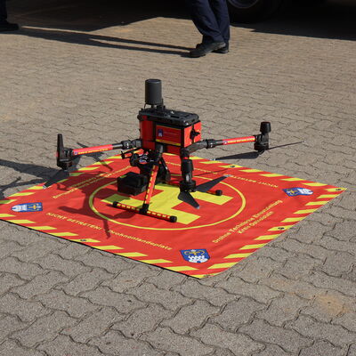 Übergabe des Utility Task Vehicles (UTV) und der Drohne an die Technische Einsatzleitung