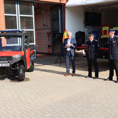 bergabe des Utility Task Vehicles (UTV) und der Drohne an die Technische Einsatzleitung