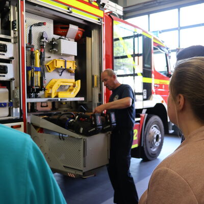 Bild vergrößern: Katastrophenabwehrstab informiert sich bei der Feuerwehr Neustadt i. H.