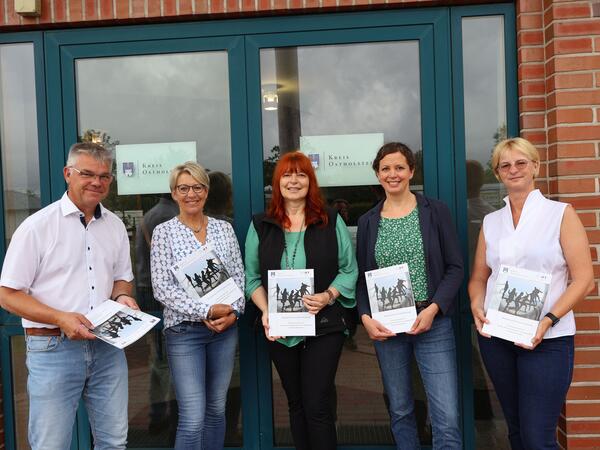 Gruppenbild ,von links: Schulrat Thomas Panten, Angelika Wohlert, Martina Kolbaum, Jana Sorge (alle Jugendamt Kreis Ostholstein) und Schulrätin Anja Bück