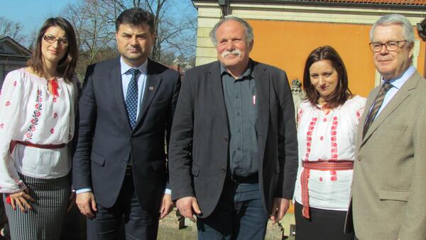 Bild vergrößern: v.l.: Dolmetscherin Daniela Bunea, Bürgermeister Victor Moraru, büroleitende Beamtin Larisa Mihai und Kreispräsident Ulricht Rüder