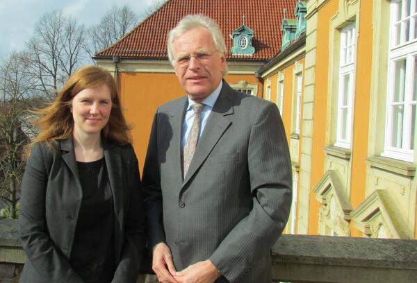 Bild vergrößern: Wiebke Schiebold und Landrat Sager