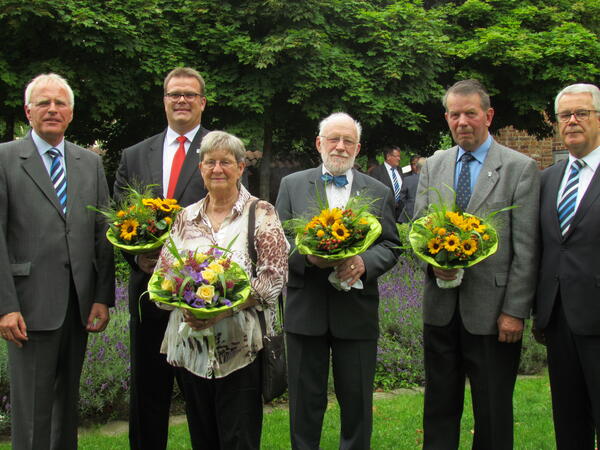 Bild vergrößern: v.l.: Landrat Reinhard Sager, Björn Lüth, Helga Richter, Hans Joachim Seidel, Hemann Lafrentz, Kreispräsident Ulrich Rüder