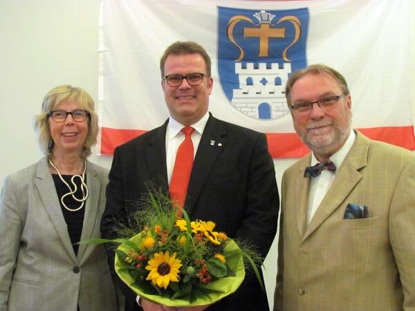 Bild vergrößern: v.l.: Bürgermeisterin der Gemeinde Stockelsdorf Birgit Rahlf-Behrmann, Björn Lüth, Bürgervorsteher Stockelsdorf Harald Werner