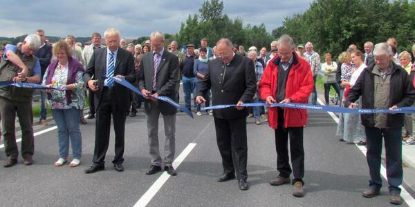 Bild vergrößern: v.l.: Andreas Harting (LBV), eine Anwohnerin, Landrat Reinhard Sager, Bürgermeister Reinhard Krönke, Alfred Scheer (Geschäftsführer der Firma Ostbau GmbH), Bernd Straßburger (Fachbereichseiter Planung, Bau und Umwelt d. Kreises OH), ein Anwohner
