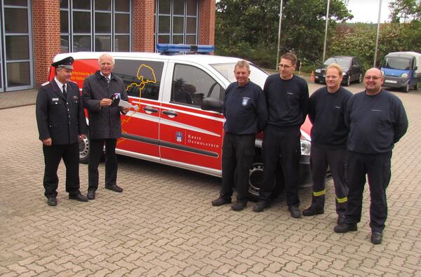 Bild vergrößern: Übergabe Feuerwehrfahrzeug